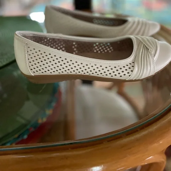 Like New Cliff’s White Mountain White Flats w Cutouts & Draped Toe Box 8.5 M - Picture 4 of 4